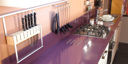 Выбирая мебель для кухни фиолетового цвета, следует обратить внимание на то